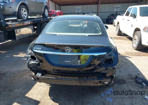 2017 Mercedes-Benz C 300 из США, поврежденный, VIN 55SWF4JB8HU218327